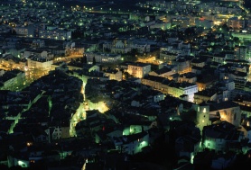 Vue aérienne d'un village de nuit